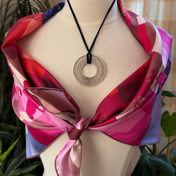 HERMÈS Galop Chromatique Silk Twill 90 cm - Picture 10 of 15